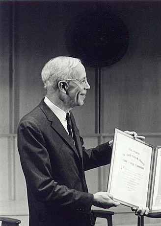 Benedict receiving the Enrico Fermi Award.